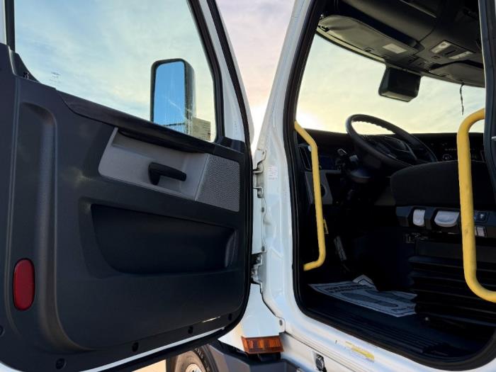 2023 Freightliner Cascadia-8