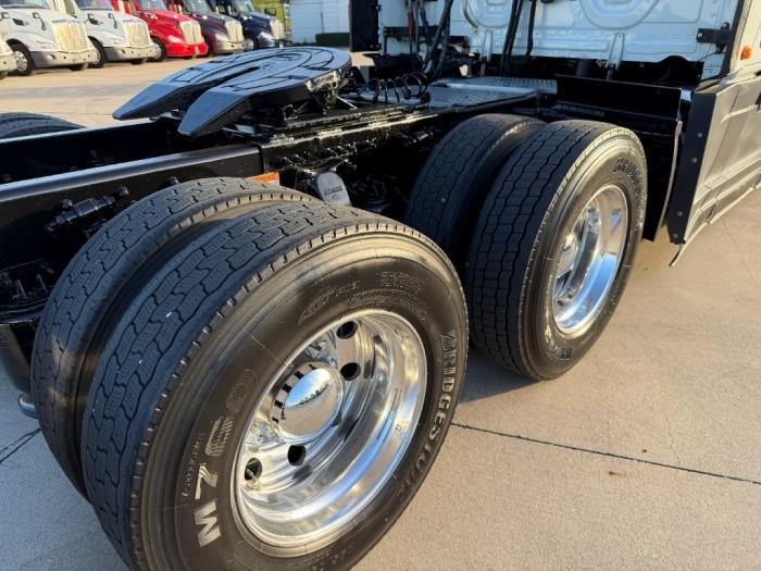 2023 Freightliner Cascadia-18