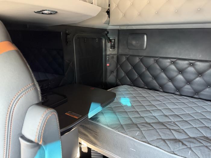 2024 Kenworth T680-31