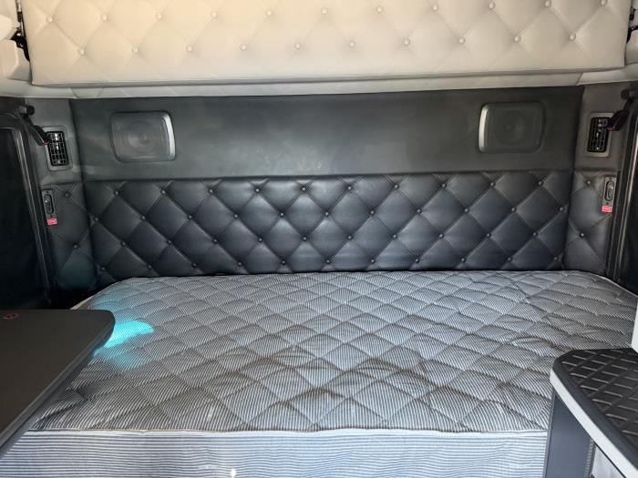 2024 Kenworth T680-32