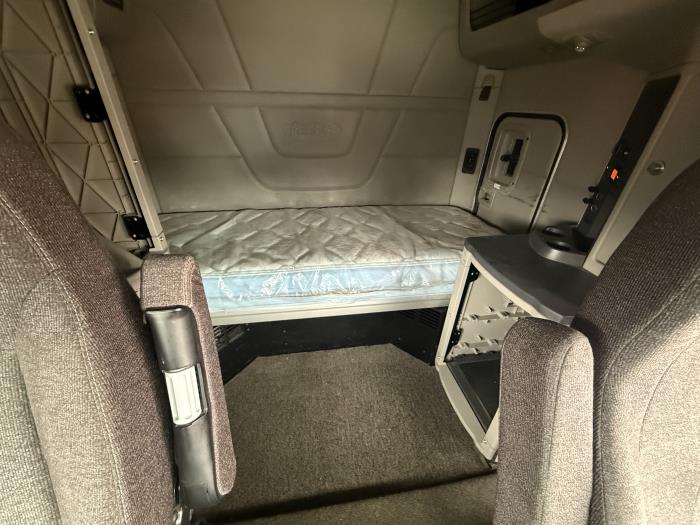 2021 Peterbilt 579-18