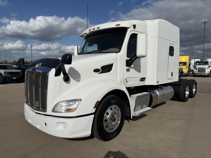 2022 Peterbilt 579 photo 2