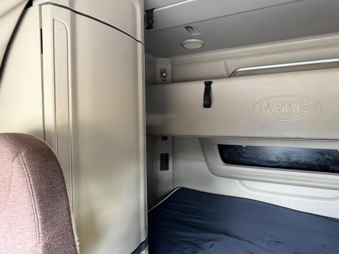 2022 Peterbilt 579-28