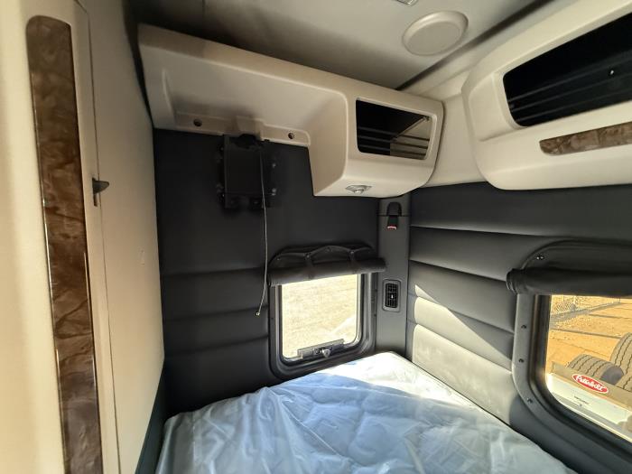 2026 Peterbilt 589-32