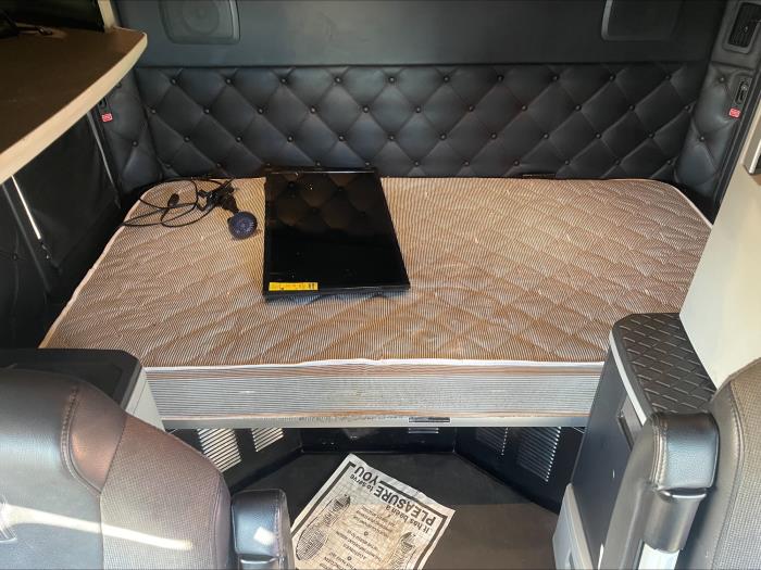 2023 Kenworth T680-9