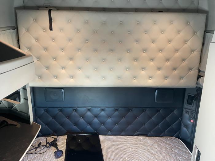 2023 Kenworth T680-11