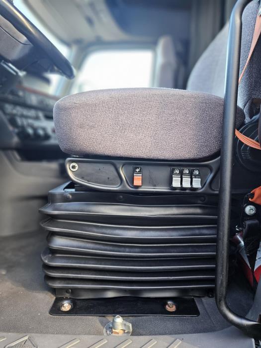 2022 International LT625-8