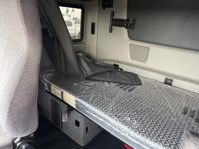 2021 International RH613-8