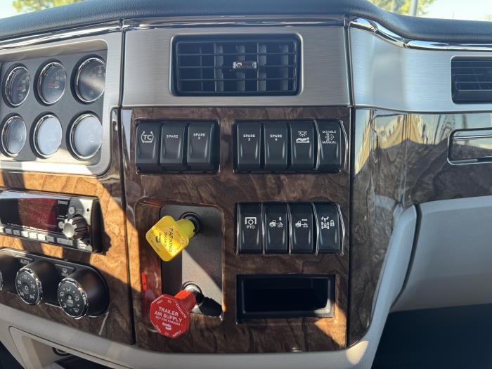 2026 Peterbilt 589-18