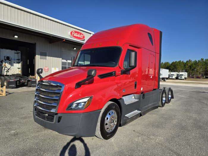 2022 Freightliner Cascadia 126" Sleeper Cab photo 2