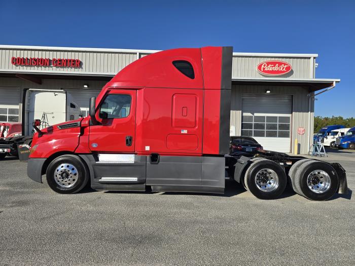 2022 Freightliner Cascadia 126" Sleeper Cab photo 3