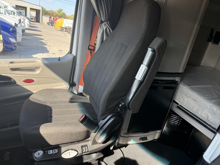 2021 Peterbilt 579-8