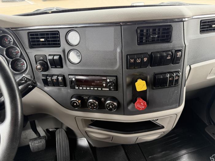 2022 Peterbilt 579-37