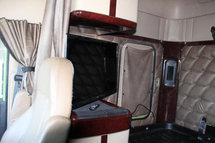 2021 Freightliner CORONADO-19