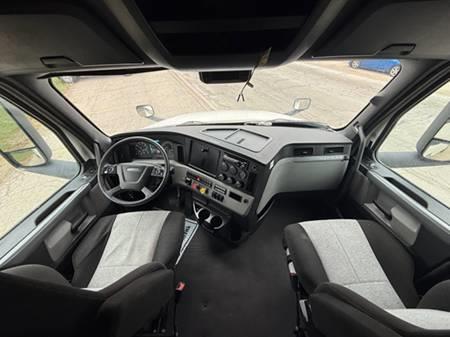 2020 Freightliner Cascadia-8