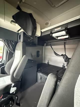 2020 Freightliner Cascadia-9