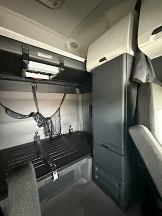 2020 Freightliner Cascadia-10