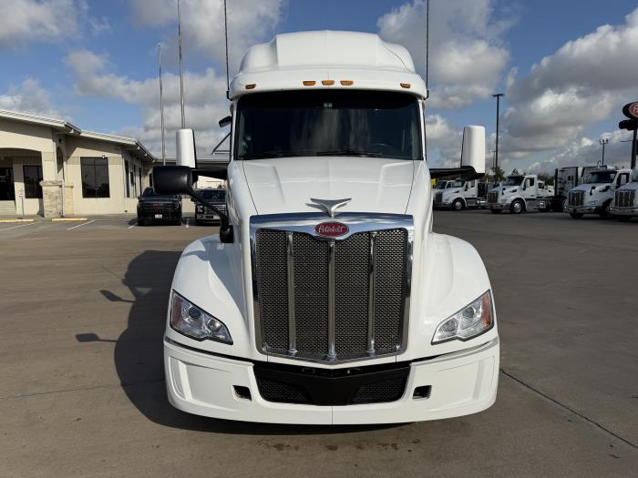 2022 Peterbilt 579-8