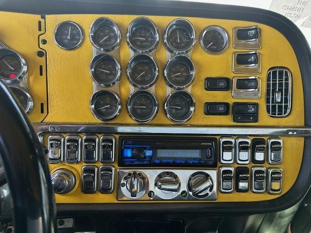 2015 Peterbilt 389 photo 2