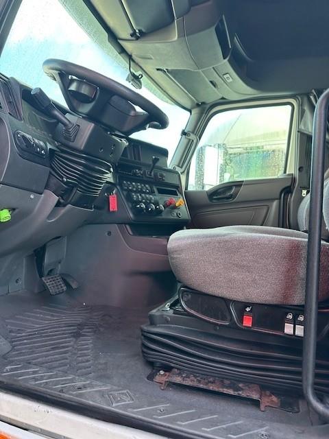 2019 International LT625 LT photo 2