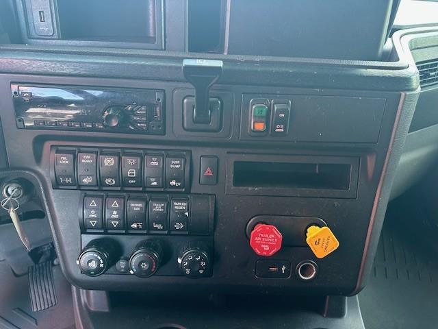 2019 International LT625 LT photo 4