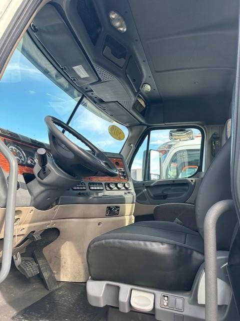 2019 Freightliner Cascadia-6