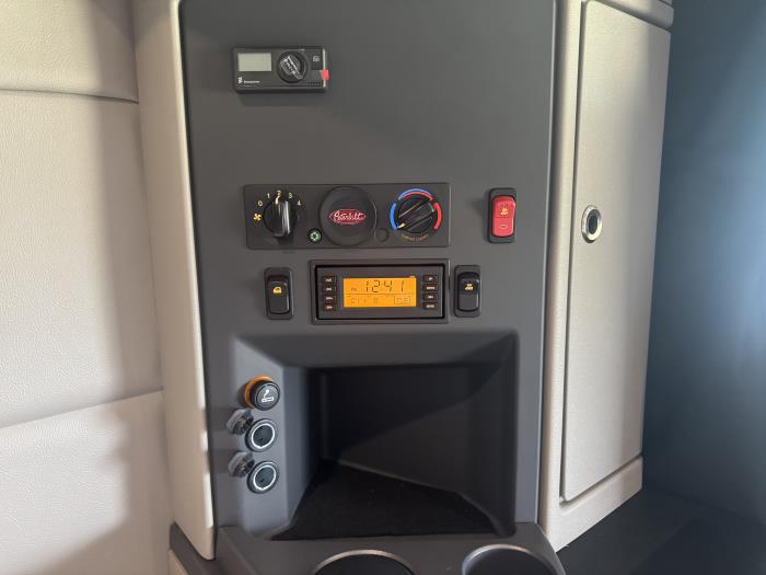 2025 Peterbilt 579-21