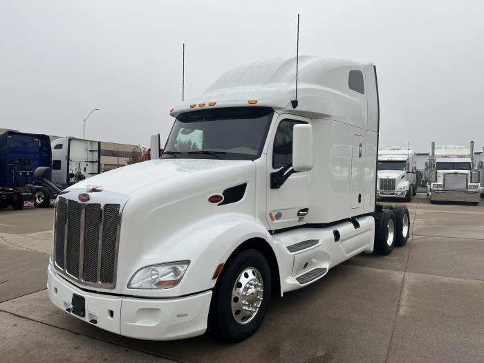 2022 Peterbilt 579 photo 2