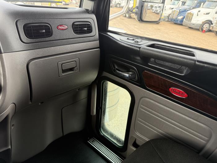 2022 Peterbilt 389-7