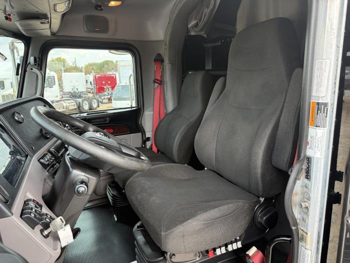 2022 Peterbilt 389-17