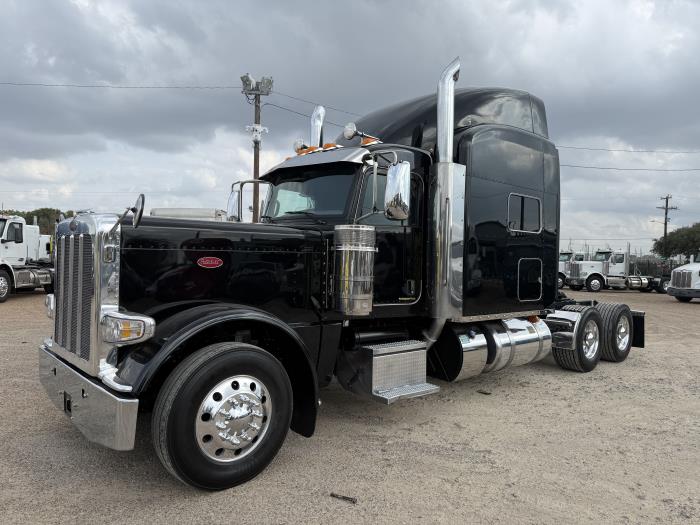 2022 Peterbilt 389 photo 2
