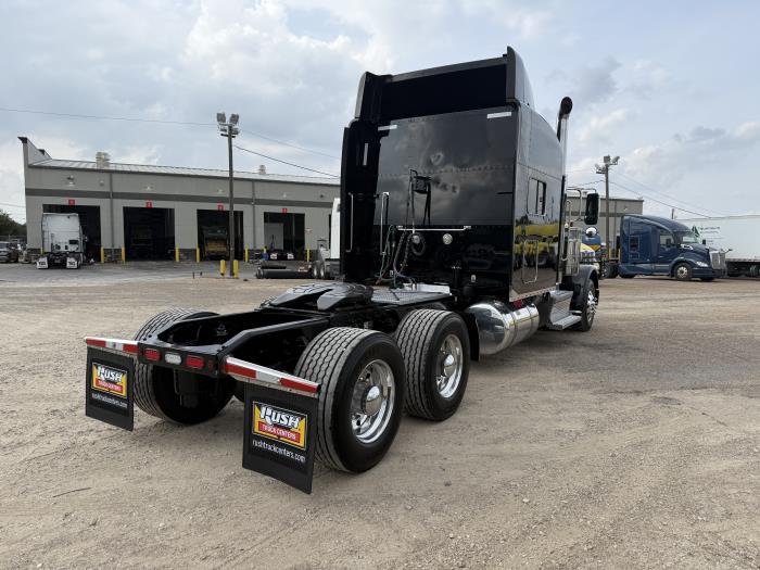 2022 Peterbilt 389-33
