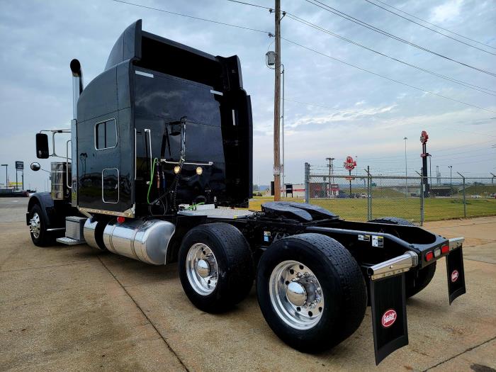 2022 Peterbilt 389-8