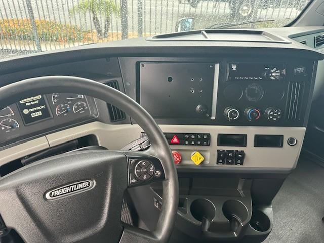 2021 Freightliner Cascadia 126" Sleeper Cab photo 3