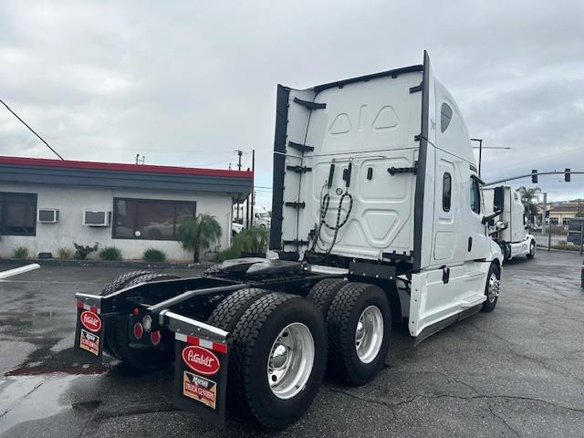 2021 Freightliner Cascadia-8