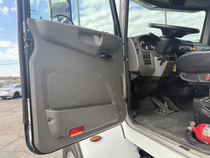 2018 Peterbilt 348-15