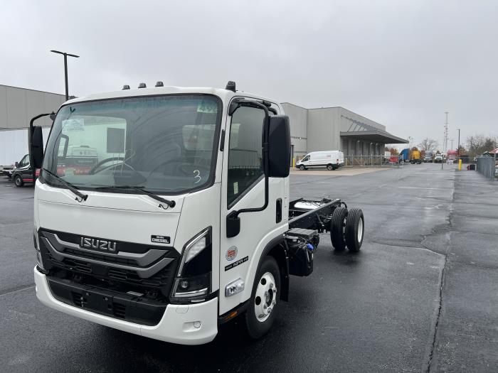 2025 Isuzu NPR photo 2