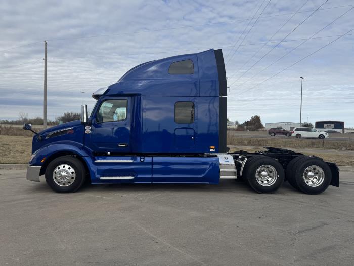 2026 Peterbilt 579 photo 2