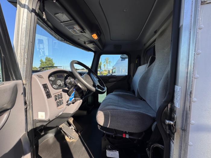 2020 Peterbilt 330-8