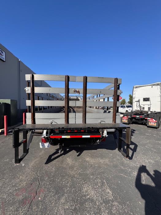 2020 Peterbilt 330-5