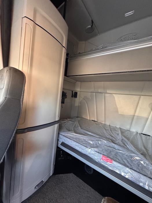 2022 Peterbilt 579-18