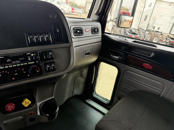 2022 Peterbilt 389-8