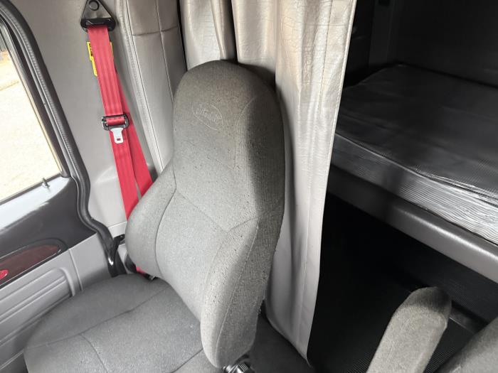 2022 Peterbilt 389-17