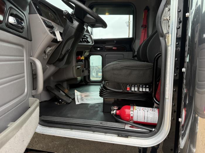 2022 Peterbilt 389-33