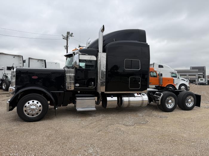 2022 Peterbilt 389-36