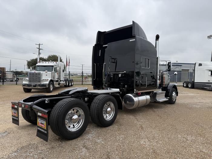 2022 Peterbilt 389-38