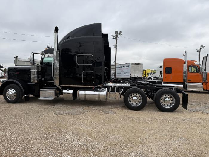 2022 Peterbilt 389-44