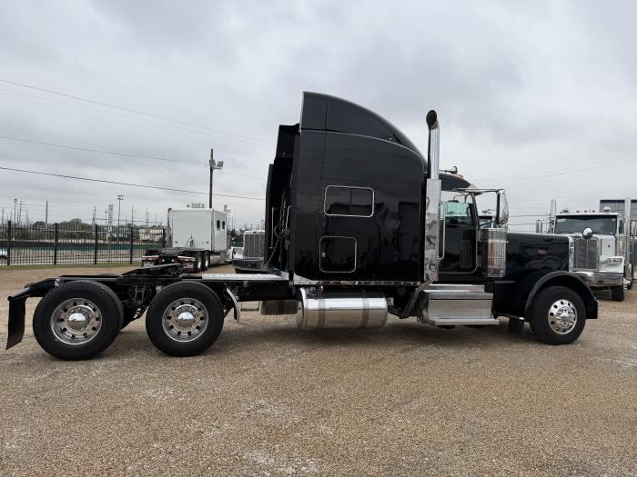 2022 Peterbilt 389-63