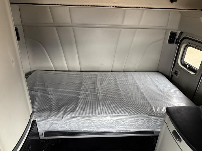 2023 Peterbilt 579-27