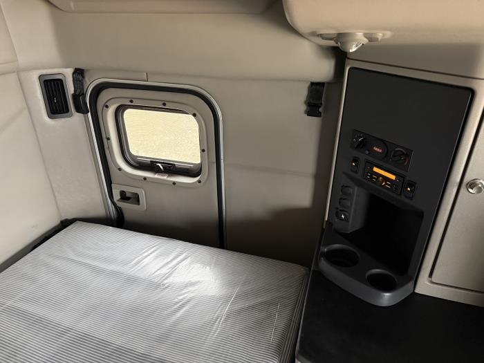 2023 Peterbilt 579-28